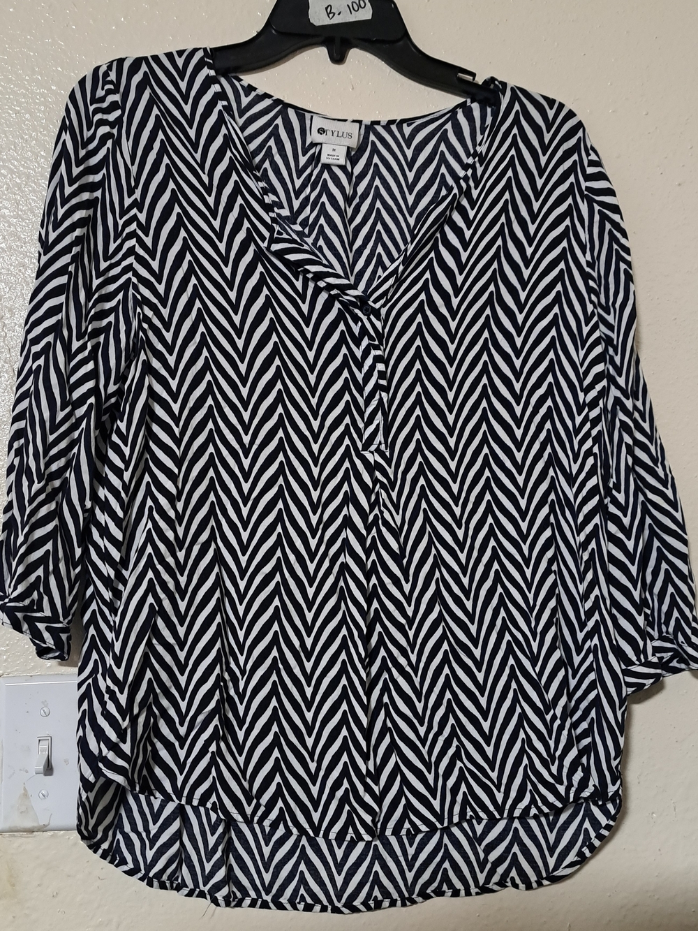 STYLUS Black White Chevron Medium V-Neck Blouse